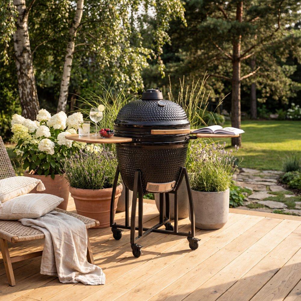Svart keramisk kamadogrill på Ø55 cm med bambusidobord och stativ med hjul