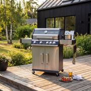 Rostfri gasolgrill med glasfönster i locket, sidobrännare och fyra hjul