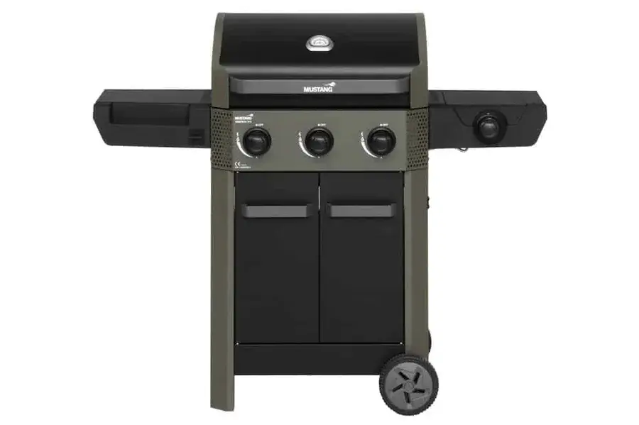 Svart Mustang Augusta gasolgrill med tre huvudbrännare, sidobrännare och skåpvagn