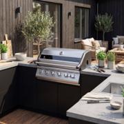 Rostfri gasolgrill med fem brännare, glasfönster i locket och svarta ändkap